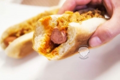 Fingerfood-Hot-Dog-mit-Zwiebeln