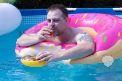 erfrischung-im-pool-wasser-spaß