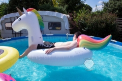 relexen-auf-einhorn-wasser-spaß