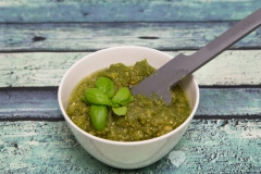 Basilikum-Erdnuss-Pesto