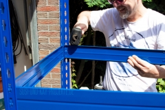 Master-Regale-Aufbau-mit-Gummihammer