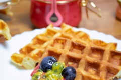 Ostok-Honig-Soufflé-mit-Waffeln-und-Früchten