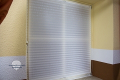 Raumtextilienshop-Sensuna-Plissee-am-Holzfenster
