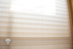 Raumtextilienshop-Sensuna-Plissee-im-Test-mit-Holzfenster
