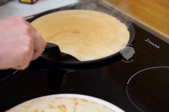 Pfannkuchen-wenden-Tescoma-Pfanne