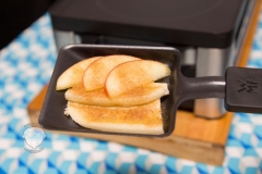 Raclette-Pfännchen-mit-Banane,-Apfel-und-Zimtzucker