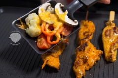 Raclette-mit-Gemüse-und-Fleisch
