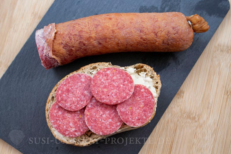 Wurstspezialitäten-aus-Thüringen-Salami-auf-Brot